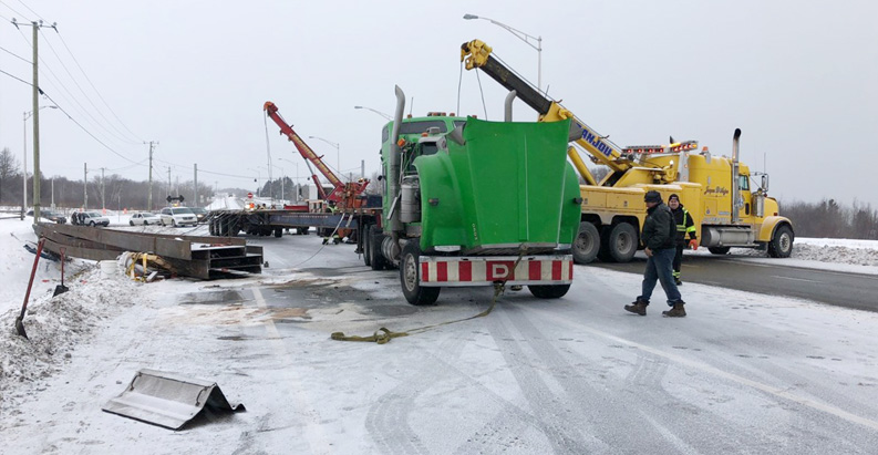 un camion lourd se renverse a notre dame des neiges 005