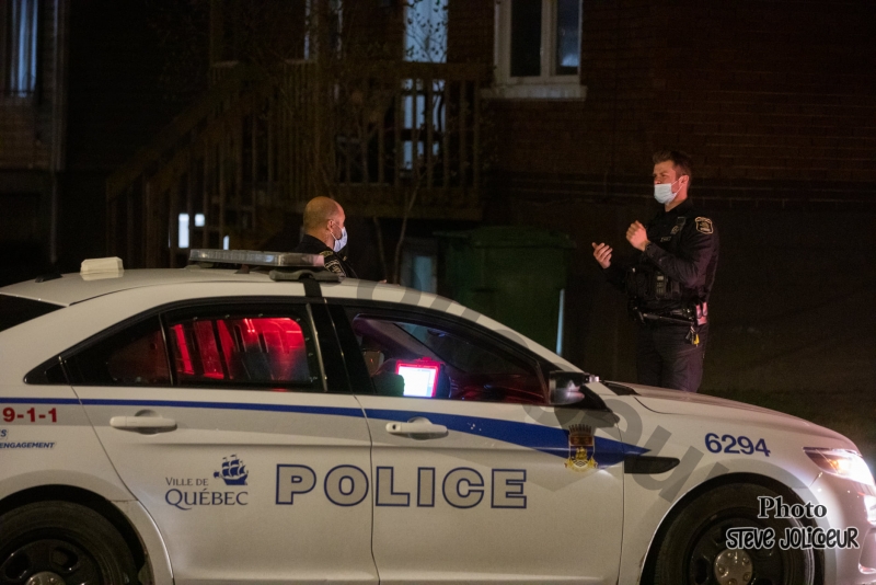 Plusieurs autopatrouilles se trouvaient dans le secteur de la rue Villebon. 