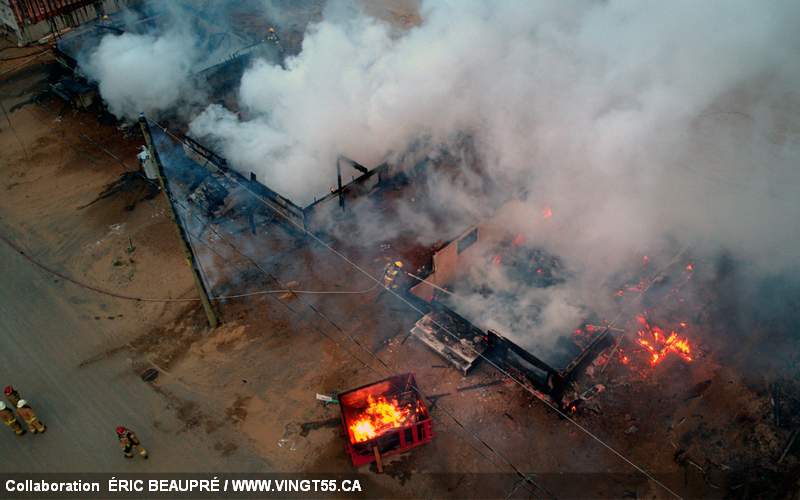 Trois résidences en construction ont été la proie des flammes à Drummondville Crédit photo Eric Beaupré Vingt55 Tous droits réservés 4 002