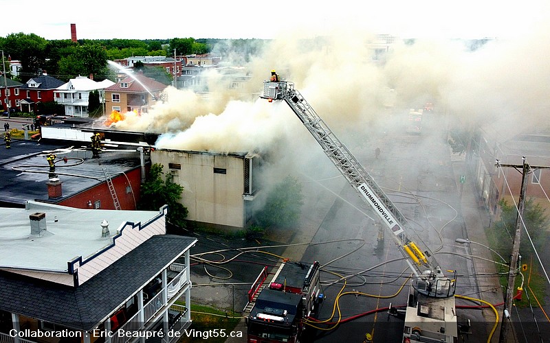 Lancien terminus dautobus de Drummondville détruit par un incendie suspect. Crédit photo Eric Beaupré Vingt55 Tous droits réservés 11