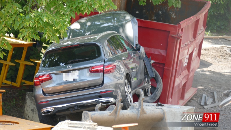 Accident un véhicule se retrouve dans un chantier le pire a été évité sur le chemin Ste-Foy à Québec 