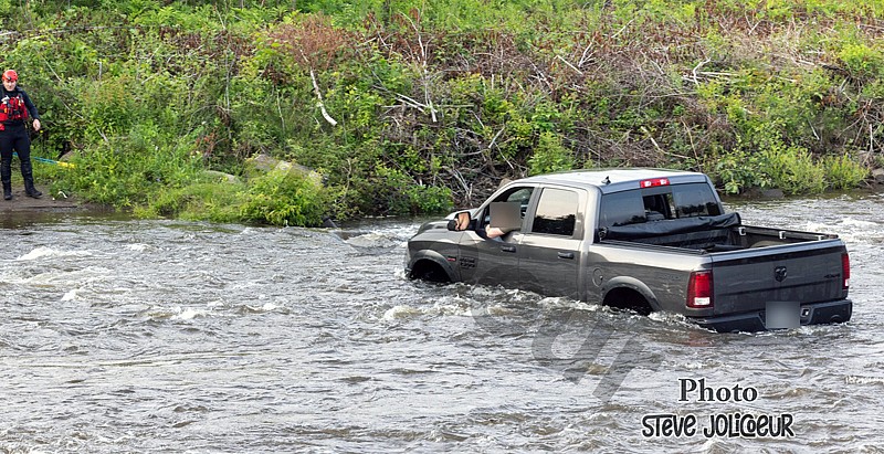 C'est arrivé pour vrai....Il tente de traverser la rivière St-Charles avec sa camionnette 