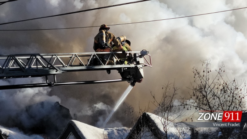 Un incendie majeur fait rage à Lac-Beauport 
