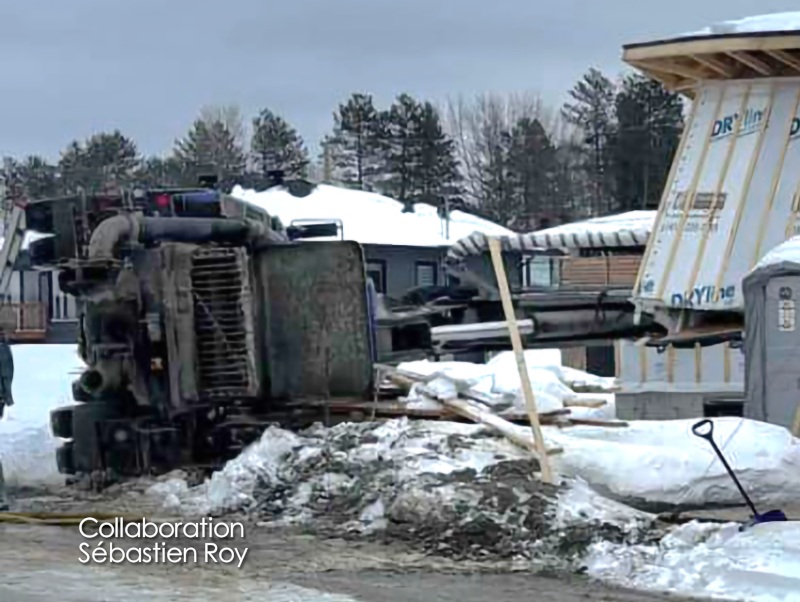 Accident- Un camion-pompe à béton s'est écrasé sur une maison en construction