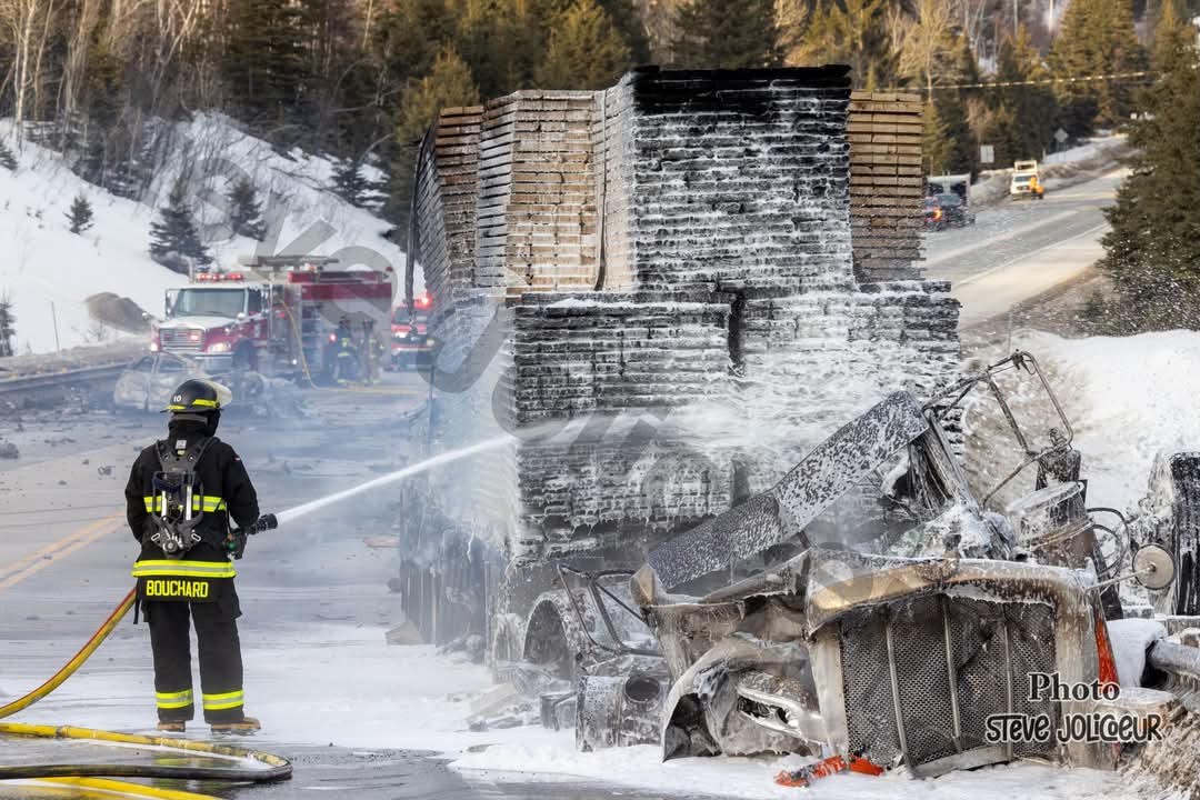 Accident majeur sur la route 138 à Petite-Rivière-Saint-François collision frontale entre une voiture et un camion lourd 