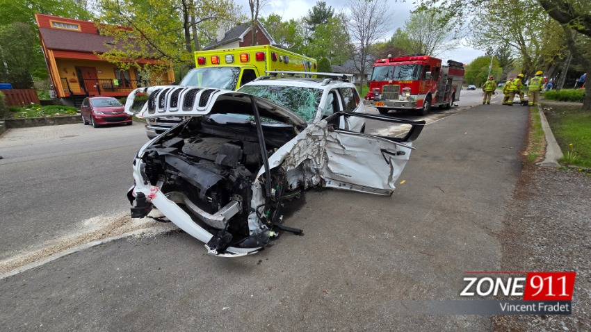 Québec - Violent accident un véhicule percute de plein fouet un arbre et une borne fontaine 