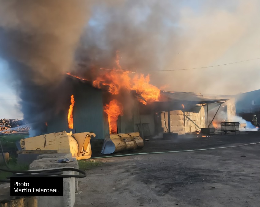 Incendie dans une entreprise de Ste-Christine d'Auvergne (région de Portneuf)