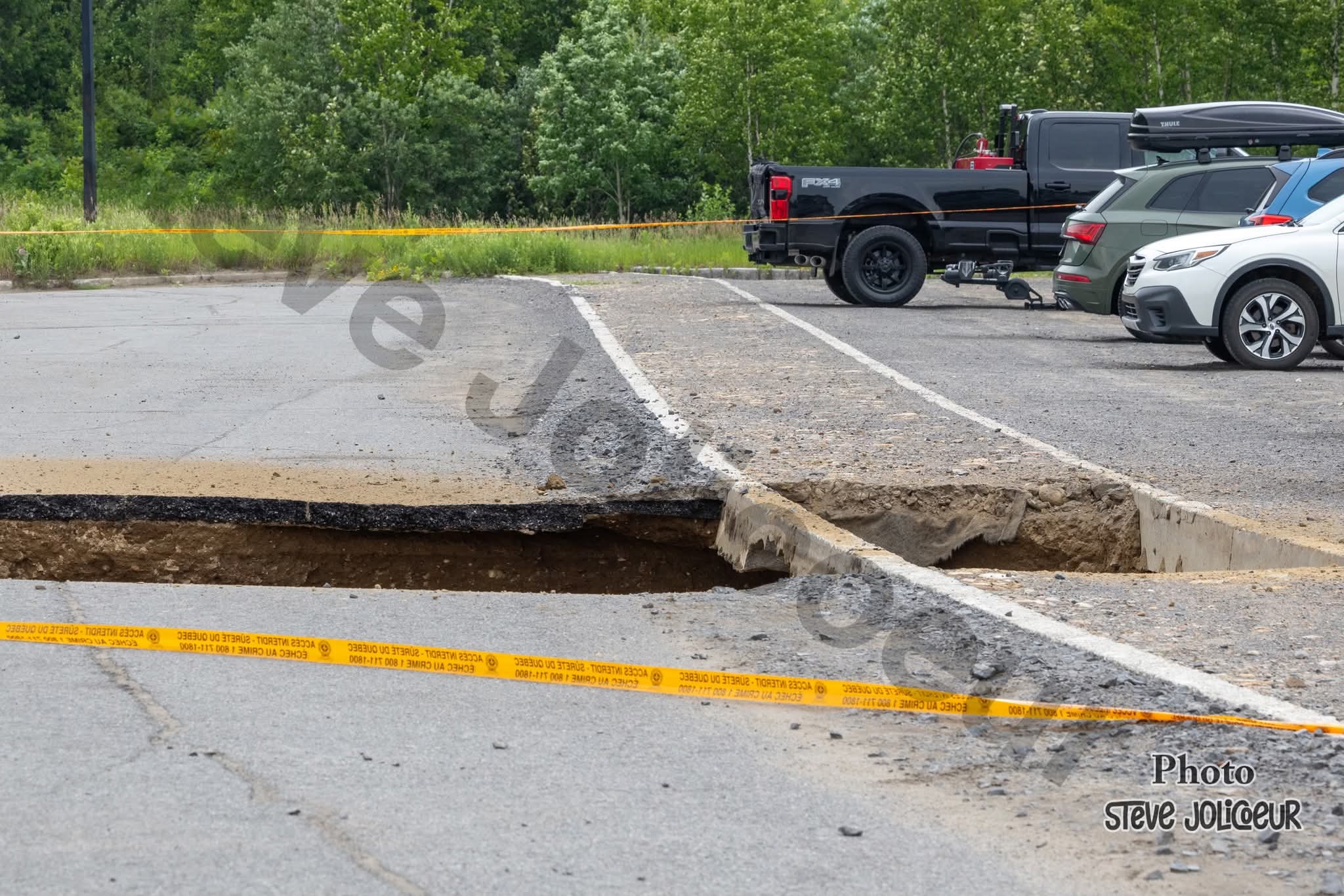 Un énorme trou s'est formé dans le stationnement du Mont-Sainte-Anne