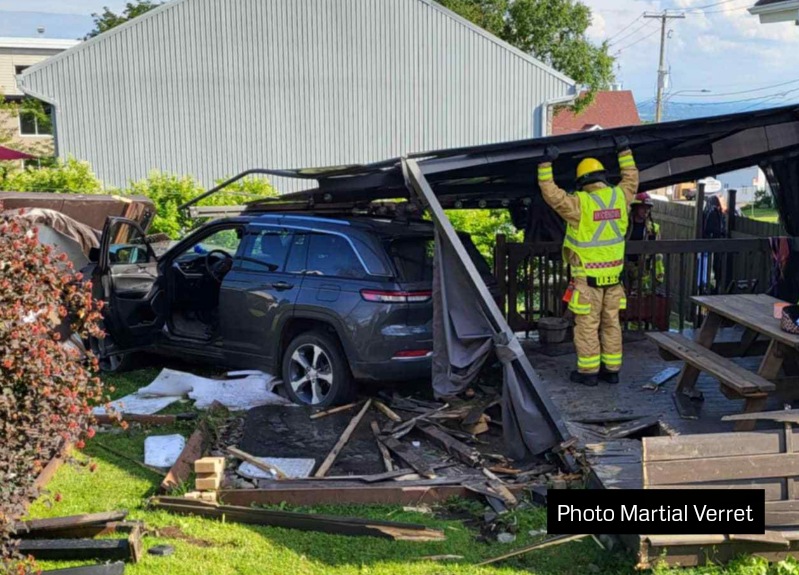 Accident - Un véhicule fini sa course dans une cour d'une résidence 
