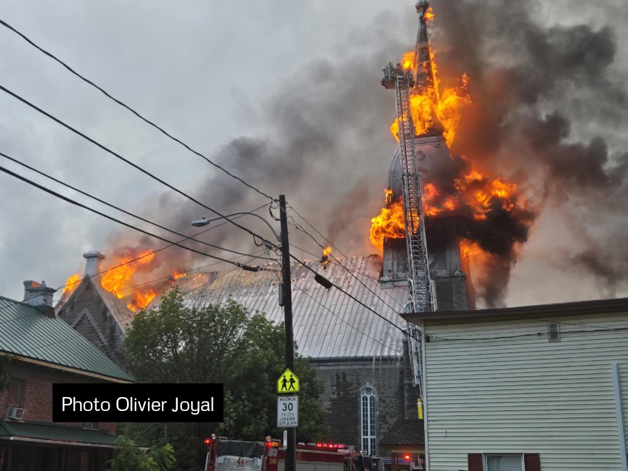 Incendie majeur de St-Ours : l'église est une perte totale (publication en photos)