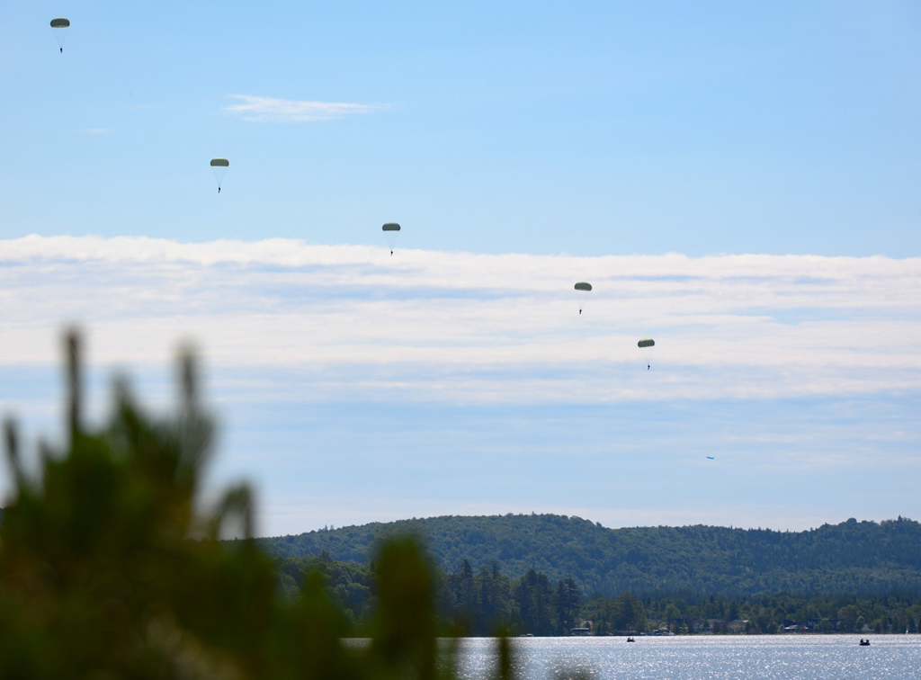 Démonstration de parachutisme militaire au lac Saint-Joseph