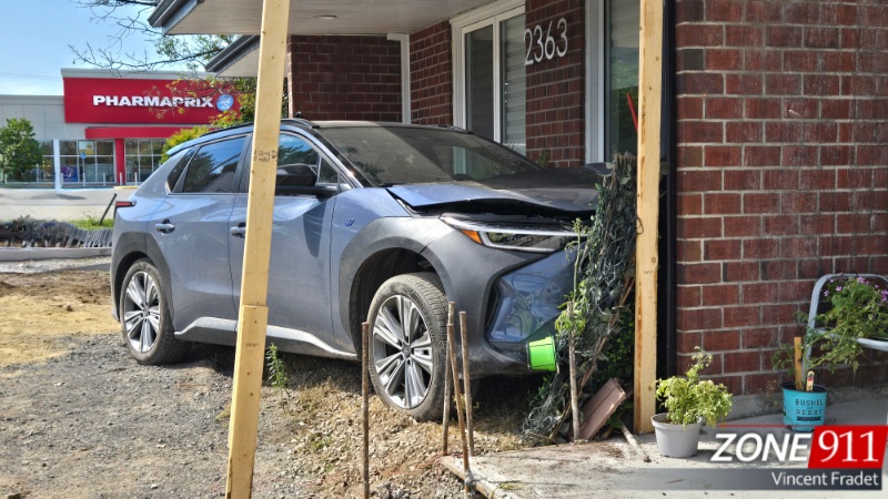 Accident spectaculaire à Beauport : une voiture termine sa course dans un bâtiment résidentiel