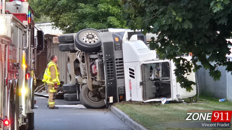 Québec : Accident un camion de cour se renverse sur le côté sur l'avenue Galilée 