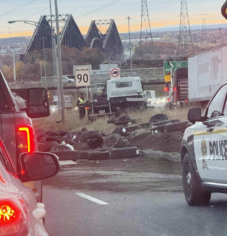 Québec - Spectaculaire sortie de route d’un camion cube sur l’autoroute Henri-IV