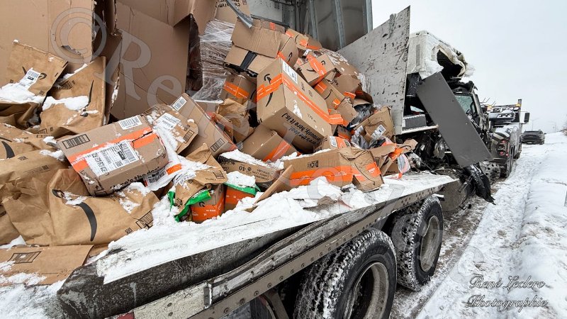 Violent entre deux camions lourds : un grave accident évité sur l’autoroute 20